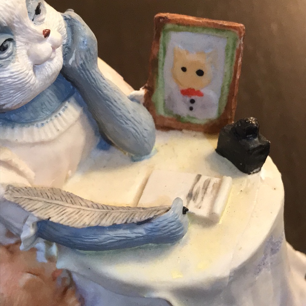 Mrs Kitty Pens a Letter to Mr Kitty Figurine - Picture 4 of 10
